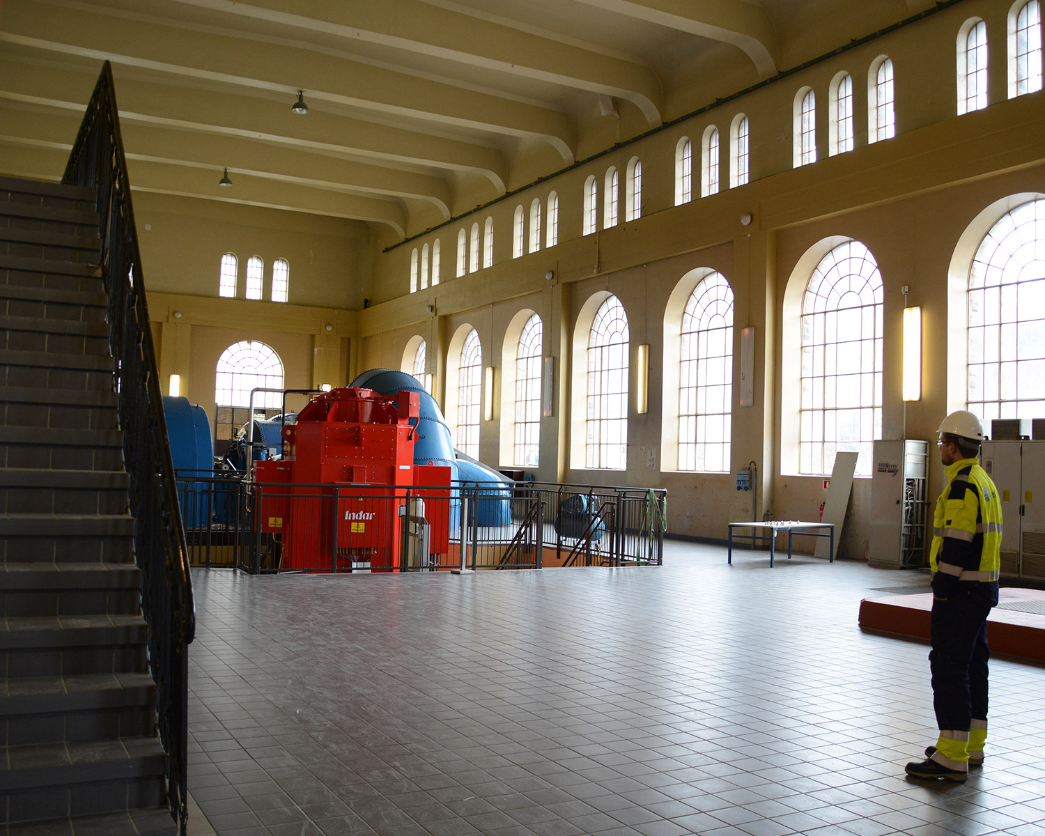 The new mini power plant stands out from the remaining older generating units