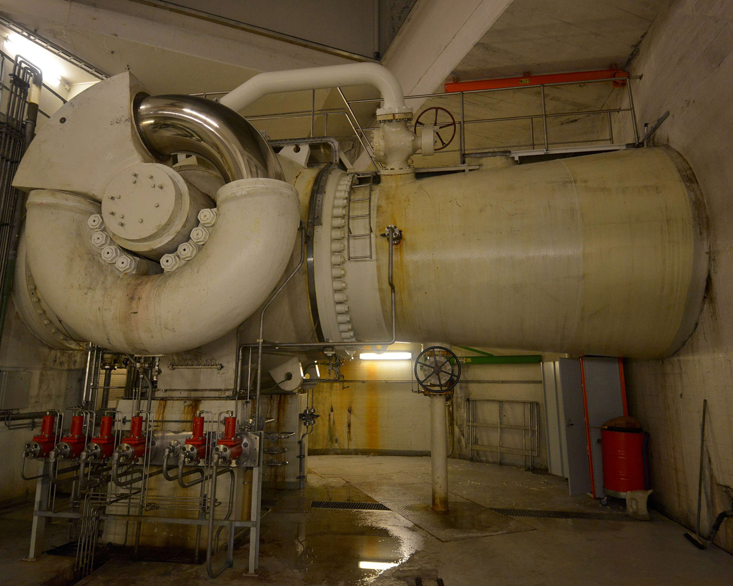 The ball valve regulates a water flow of up to 70 000 litres per second.